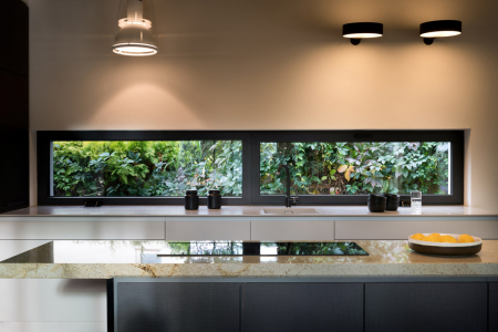 Profily Schüco byly opatřeny speciálně namíchanou strukturální barvou CARBON 01, komfort zvyšuje elektricky ovládaná ventilace