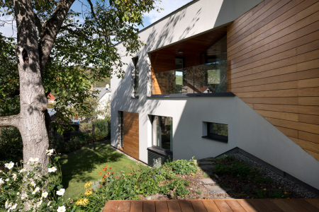 Terasa i fasádní obklad je ze žlutohnědého exotického dřeva garapa s olejovým nátěrem