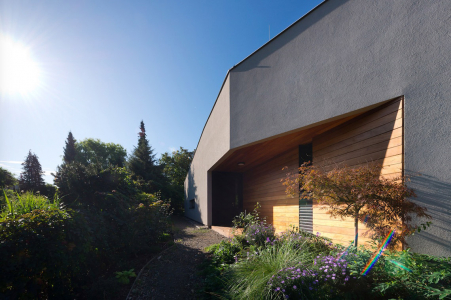 Jednokřídlé dveře Schüco ADS 90.SI s bočním proskleným světlíkem, 5bodovým elektrickým samozamykacím zámkem SAFEMATIC a čtečkou otisku prstů