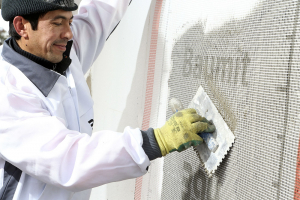 Vytváření výztužné vrstvy vložením sklotextilní síťoviny Baumit KeraTex