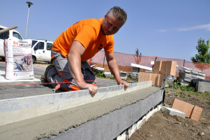 Obr. 1: Příprava podkladu – nejprve je nutné zhotovit zakládací maltu, která se dokonale zniveluje