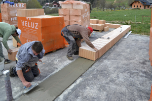 Obr. 2: Založí se první řada zdiva z broušených cihel, obvykle do jeden den zralé zakládací malty