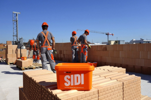 Obr. 3: Před aplikací netřeba žádné rozmíchávání s vodou a starání se o nanášecí válec jako u cementových tenkovrstvých malt, maltu stačí lehce promíchat např. dřevěnou laťkou. Oproti nanášecímu válci, který stojí pět až sedm tisíc korun, nyní stačí systémový váleček v řádu desetikorun. Společnost HELUZ ho dodává přímo s maltou a v případě nutnosti ho není problém koupit ve stavebninách.