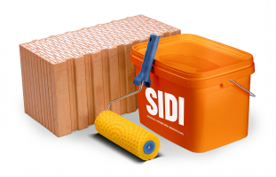 Obr. 4: Před aplikací netřeba žádné rozmíchávání s vodou a starání se o nanášecí válec jako u cementových tenkovrstvých malt, maltu stačí lehce promíchat např. dřevěnou laťkou. Oproti nanášecímu válci, který stojí pět až sedm tisíc korun, nyní stačí systémový váleček v řádu desetikorun. Společnost HELUZ ho dodává přímo s maltou a v případě nutnosti ho není problém koupit ve stavebninách.