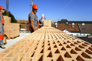 Obr. 5: Očistí se ložná plocha cihel (cihly není potřeba vlhčit)