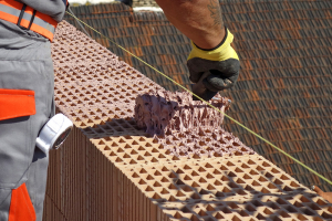 Obr. 7: Způsob nanášení – malta se nanáší strukturovaným systémovým válečkem rovnoměrně do kříže, aby pokryla všechna vnitřní i obvodová žebra ložné plochy cihel a přitom nestékala do otvorů a po jejich obvodu. Maltu HELUZ SIDI lze použít při teplotách od +1 °C. Povrch čerstvě nanesené malty nesmí být vystaven účinkům deště, stejně jako u klasických malt.