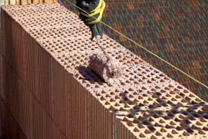 Obr. 8: Způsob nanášení – malta se nanáší strukturovaným systémovým válečkem rovnoměrně do kříže, aby pokryla všechna vnitřní i obvodová žebra ložné plochy cihel a přitom nestékala do otvorů a po jejich obvodu. Maltu HELUZ SIDI lze použít při teplotách od +1 °C. Povrch čerstvě nanesené malty nesmí být vystaven účinkům deště, stejně jako u klasických malt.