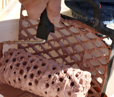 Obr. 6: Množství nanášené malty lze regulovat otřením válečku o plastovou mřížku