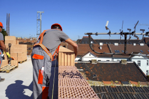 Obr. 9: Po nanesení malty je doba pro uložení a vyrovnání cihel do maltového lože 15 minut. Čas pro nanesení malty a uložení cihel je tedy zhruba dvojnásobný oproti cementovým tenkovrstvým maltám. Plnohodnotné zpevnění spoje v běžných klimatických podmínkách nastává do 7 dnů.