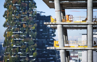 Šikmé i rovné sloupy mohly být bez problémů bedněny systémem sloupového bednění SRS. 4000 běžných metrů systému PROKIT zajistilo dodatečnou bezpečnost pro personál na stavbě.