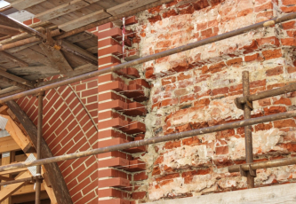 Cihly od Klinker Centra při rekonstrukci Negrelliho viaduktu