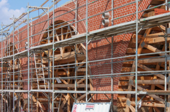 Cihly od Klinker Centra při rekonstrukci Negrelliho viaduktu