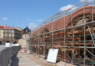 Cihly od Klinker Centra při rekonstrukci Negrelliho viaduktu