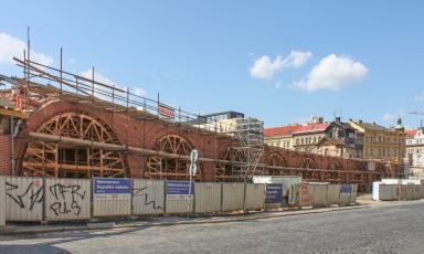 Cihly od Klinker Centra při rekonstrukci Negrelliho viaduktu