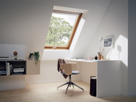 Střešní okno v dřevěném provedení může být nahrazeno bílým, bezúdržbovým