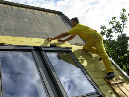 Pokládka hydrofilní minerální vlny ISOVER na hydroizolaci EPDM, foto ACRE
