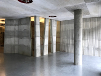 Palác DRN – pruhy bílého a šedého betonu