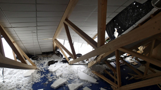 Pohled na vnitřek zřícené konstrukce