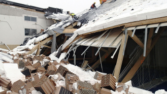 Pohled na zřícený střešní plášť