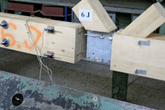 Zatěžovací zkouška styčníku ve zkušební laboratoři ČVUT, Kloknerův ústav Praha