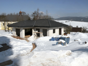 Celkový pohled na objekt s deformovanou krytinou