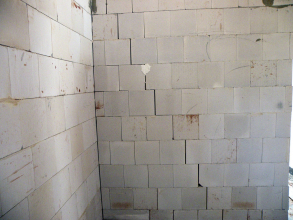 Trhliny ve stěnách objektu