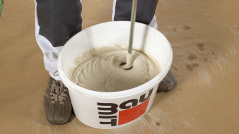 Promíchání renovační stěrky Baumit MultiWhite ručním elektrickým míchadlem