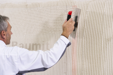 Přestěrkování fasády renovační stěrkou Baumit MultiWhite pomocí zubového hladítka