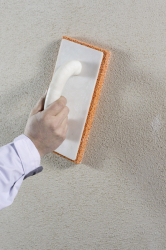 Zahlazení druhé vrstvy stěrky Baumit MultiWhite pomocí pěnového hladítka