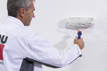 Nanášení fasádní barvy válečkem