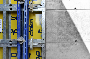 Nová stavba nádraží Hostivař (realizace Metrostav) bude celá realizována za pomoci pohledových betonů. Ty byly zhotoveny pomocí stěnového rámového bednění Framax Xlife, nosníkového velkoplošného bednění TOP 50 a nosníkového stropního bednění Dokaflex. Ke slovu přišly i některé prvky bednění vyrobené na míru pro tento projekt.