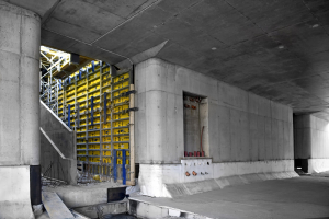 Nová stavba nádraží Hostivař (realizace Metrostav) bude celá realizována za pomoci pohledových betonů. Ty byly zhotoveny pomocí stěnového rámového bednění Framax Xlife, nosníkového velkoplošného bednění TOP 50 a nosníkového stropního bednění Dokaflex. Ke slovu přišly i některé prvky bednění vyrobené na míru pro tento projekt.