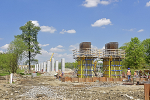 Pohledové betony v rámci projektu železničního koridoru Soběslav–Doubí u Tábora. Pro dříky pilířů mostu (SO 52-20-02) bylo nasazeno zvláštní bednění vyrobené pro tento projekt v dílnách České Doky v pražských Čakovicích. Část bednění je vybavena vlysovanou Hexa břízovou překližkou, část pak nese otisk kartáčovaných prken, speciálně upravených pro použití v bednění (realizace Metrostav).