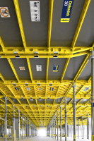 Stropní konstrukce realizované s pomocí prvkového bednění Dokadek pro bytový dům v Pražských Letňanech. I po dokončení zůstala garážová stání bez povrchové úpravy, tedy v pohledovém betonu. Vynikající kvalita povrchů k jejich zachování v původním stavu přímo vybízí (realizace Terracon).