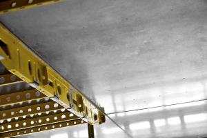 Stropní konstrukce realizované s pomocí prvkového bednění Dokadek pro bytový dům v Pražských Letňanech. I po dokončení zůstala garážová stání bez povrchové úpravy, tedy v pohledovém betonu. Vynikající kvalita povrchů k jejich zachování v původním stavu přímo vybízí (realizace Terracon).