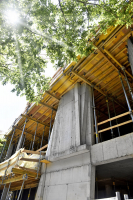 Zvláštní betonové povrchy realizovala společnost Betwork při stavbě bytového domu Komunardů XXXV v pražských Holešovicích. Jasně čitelný je tak rukopis autora projektu Stanislava Fialy, který si rád hraje s možnostmi pohledových betonů, spárořezu a různých vkladů do bednění.