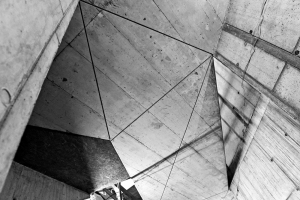 Zvláštní betonové povrchy realizovala společnost Betwork při stavbě bytového domu Komunardů XXXV v pražských Holešovicích. Jasně čitelný je tak rukopis autora projektu Stanislava Fialy, který si rád hraje s možnostmi pohledových betonů, spárořezu a různých vkladů do bednění.