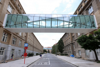 Nová lávka v areálu VŠCHT, foto Metrostav