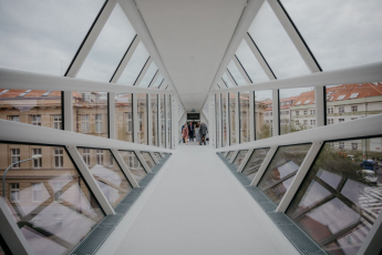 Nová lávka v areálu VŠCHT, foto Metrostav