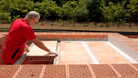 Obr. 5: Pokládání těžkého stropu u testovacího domku