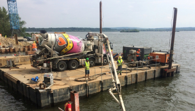 Betonování pod vodou při opravách mostu přes Nové Mlýny