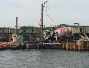 Betonování pod vodou při opravách mostu přes Nové Mlýny