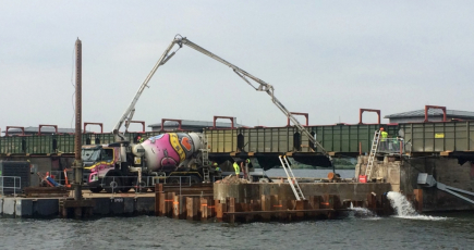 Betonování pod vodou při opravách mostu přes Nové Mlýny