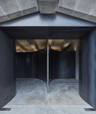 Veřejné toalety v kobce na Hořejším nábřeží, foto Boys Play Nice