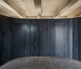 Veřejné toalety v kobce na Hořejším nábřeží, foto Boys Play Nice