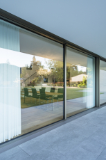 Velkorysá transparentnost v šíři 11 metrů. Samonosný balkón a interiérové závěsy obstarávají stínění před sluncem