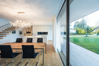 Rozdělení a uspořádání obou podlaží je dokonale přizpůsobeno svažitému pozemku nemovitosti. Samonosné schodiště vede ze vstupního prostoru (v přízemí, na straně orientované do ulice) dolů do hlavních obytných prostor na úrovni zahrady