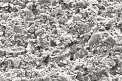 Povrch tradiční omítky je výrazně hrubší. Špína na něm ulpí snadněji