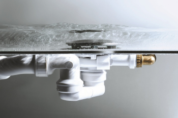 Vše podstatné se ukrývá uvnitř, resp. pod vanou, aby okolo vany nikde nic nepřekáželo