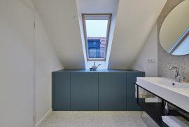 Loftový byt prosvětlila výhradně střešní okna